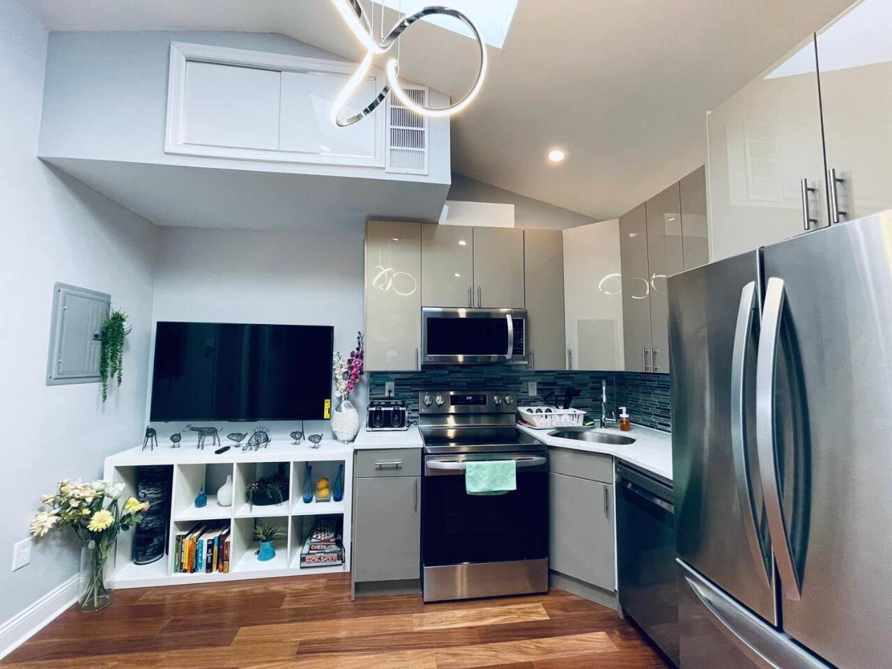 Downtown Hall Near Kimmel Center 2bd Apartment